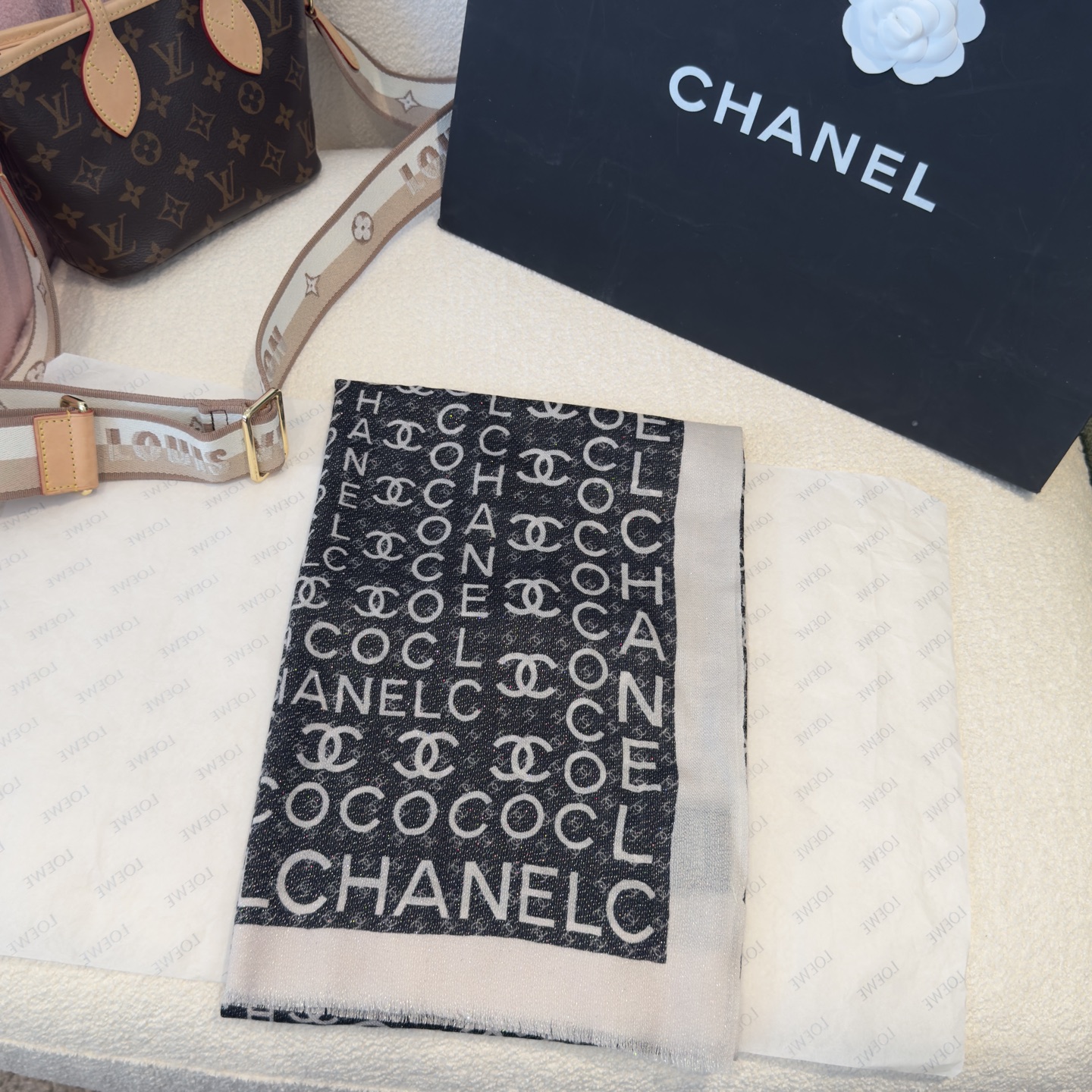 会发光发亮的围巾银丝羊绒长巾✨专柜同步‼️真心赞‼️驴家路易威登经典 Monogram 图案搭配彩色边框