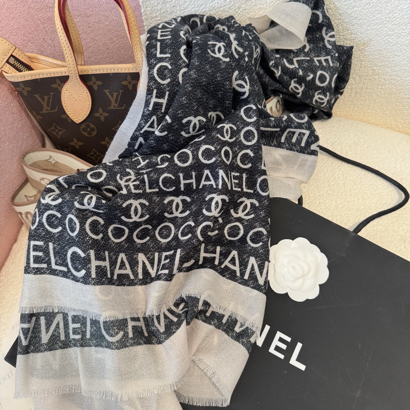 会发光发亮的围巾银丝羊绒长巾✨专柜同步‼️真心赞‼️驴家路易威登经典 Monogram 图案搭配彩色边框