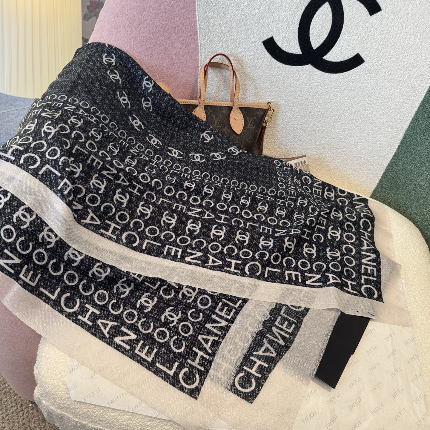 会发光发亮的围巾银丝羊绒长巾✨专柜同步‼️真心赞‼️驴家路易威登经典 Monogram 图案搭配彩色边框