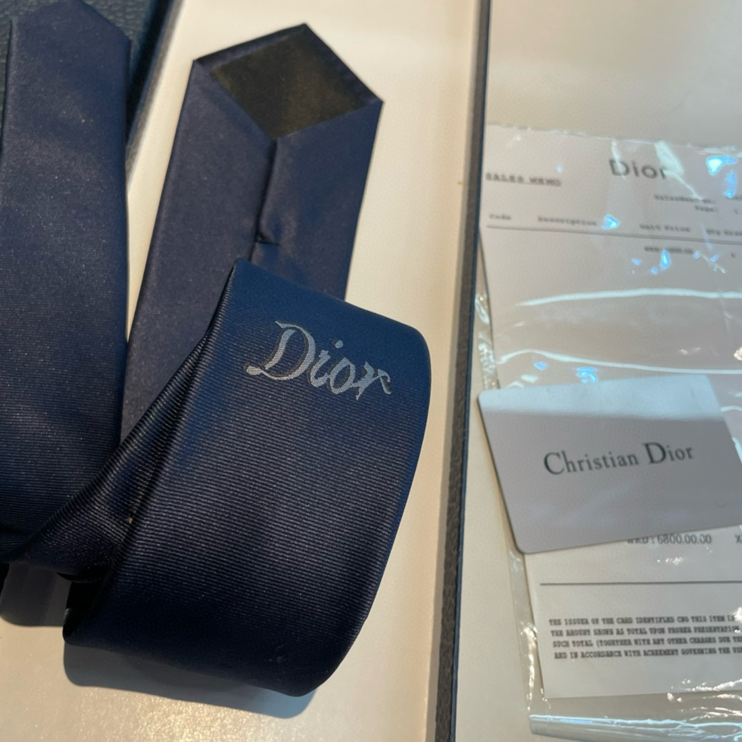 特价特 爆款到👏👏Do家新款领带 👔👔Dior男士【D家LOGO系列领带】，稀有😻😻展现精湛手工与时尚优