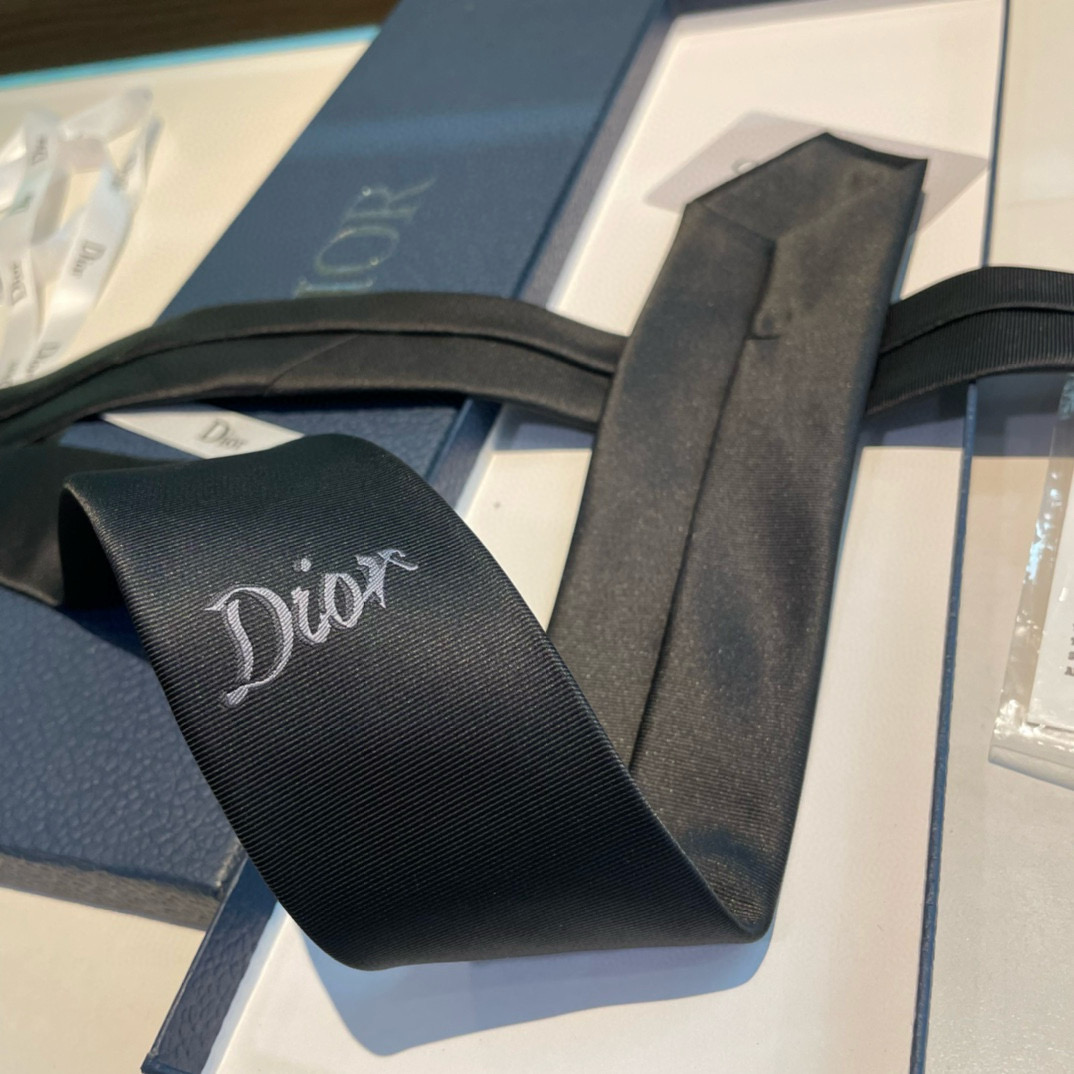 特价特 爆款到👏👏Do家新款领带 👔👔Dior男士【D家LOGO系列领带】，稀有😻😻展现精湛手工与时尚优