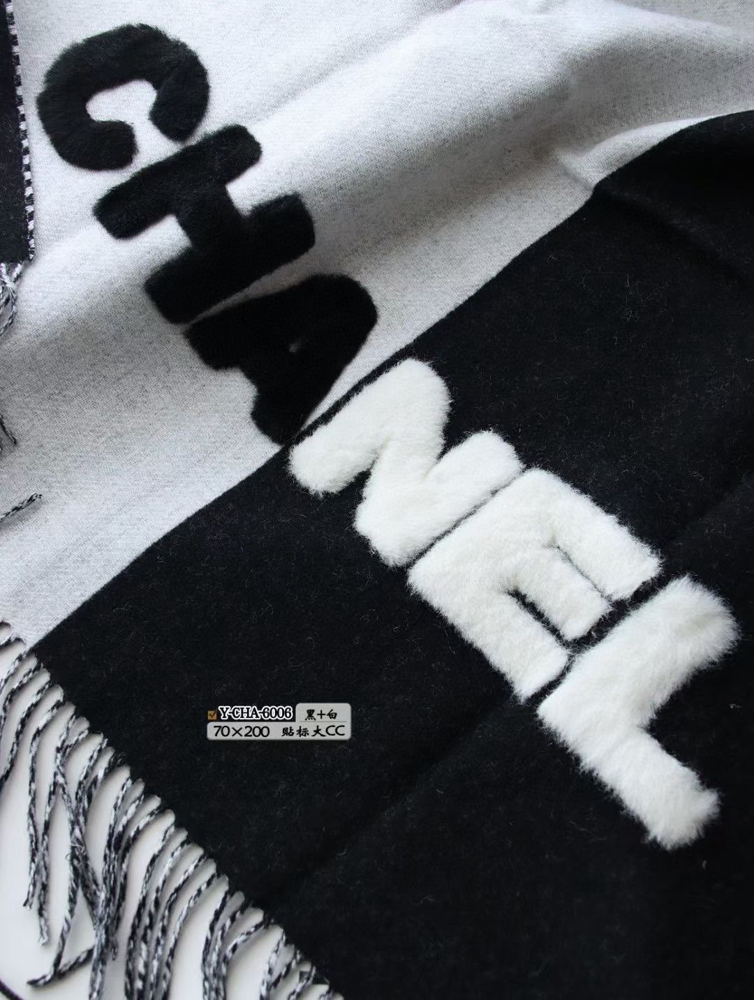 贴标大CC 优雅感爆棚，chanel的一如既往的优雅气质风，拼色+毛茸茸大字母，点睛精致，融入日常的单品