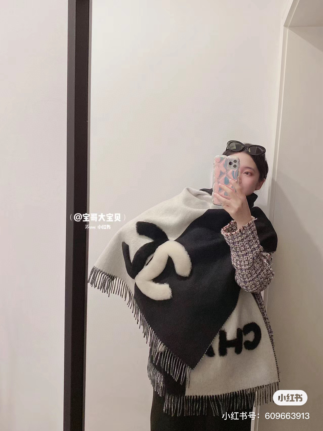 贴标大CC 优雅感爆棚，chanel的一如既往的优雅气质风，拼色+毛茸茸大字母，点睛精致，融入日常的单品