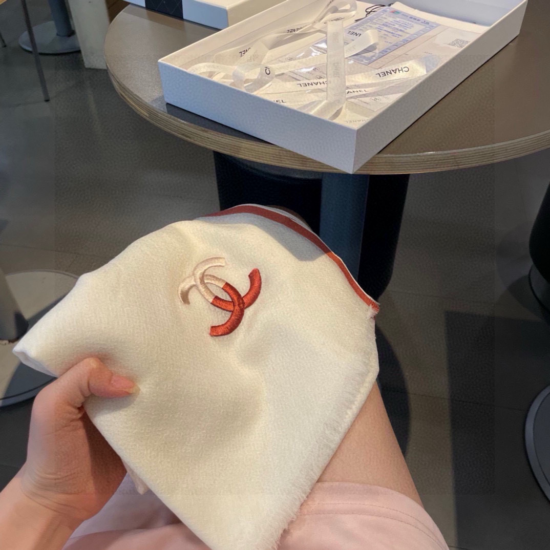 重点推荐！！！高级舒适时髦气质，相信我的就收吧！香奈儿这款触动内心的柔美围巾，无法模仿的颜色和气质！！！