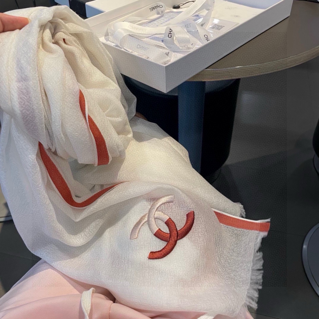 重点推荐！！！高级舒适时髦气质，相信我的就收吧！香奈儿这款触动内心的柔美围巾，无法模仿的颜色和气质！！！