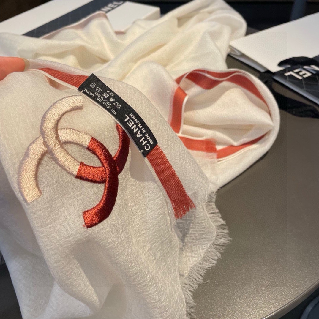 重点推荐！！！高级舒适时髦气质，相信我的就收吧！香奈儿这款触动内心的柔美围巾，无法模仿的颜色和气质！！！