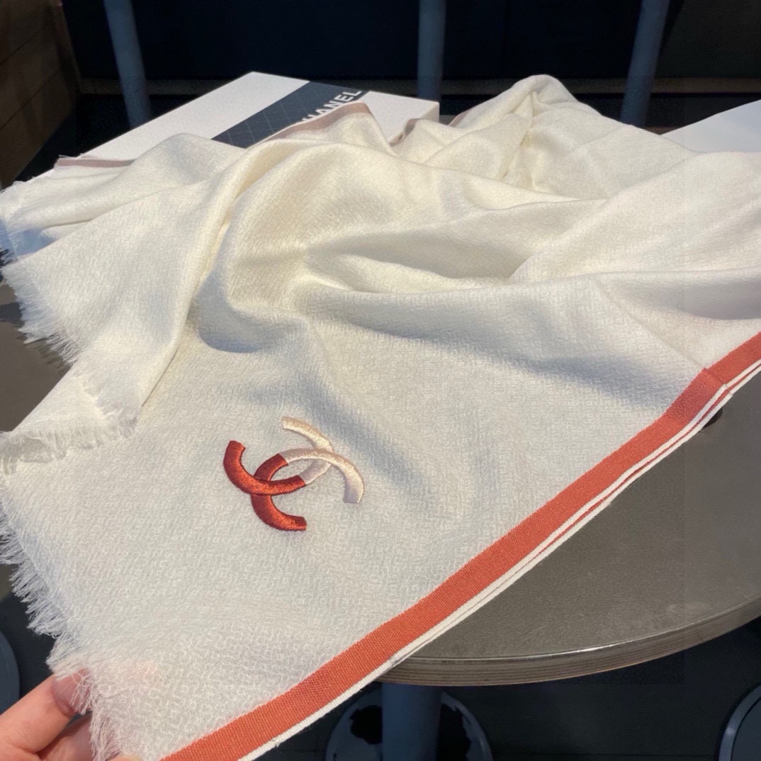 重点推荐！！！高级舒适时髦气质，相信我的就收吧！香奈儿这款触动内心的柔美围巾，无法模仿的颜色和气质！！！