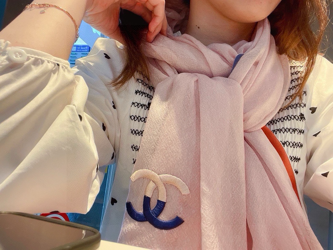 重点推荐！！！高级舒适时髦气质，相信我的就收吧！香奈儿这款触动内心的柔美围巾，无法模仿的颜色和气质！！！