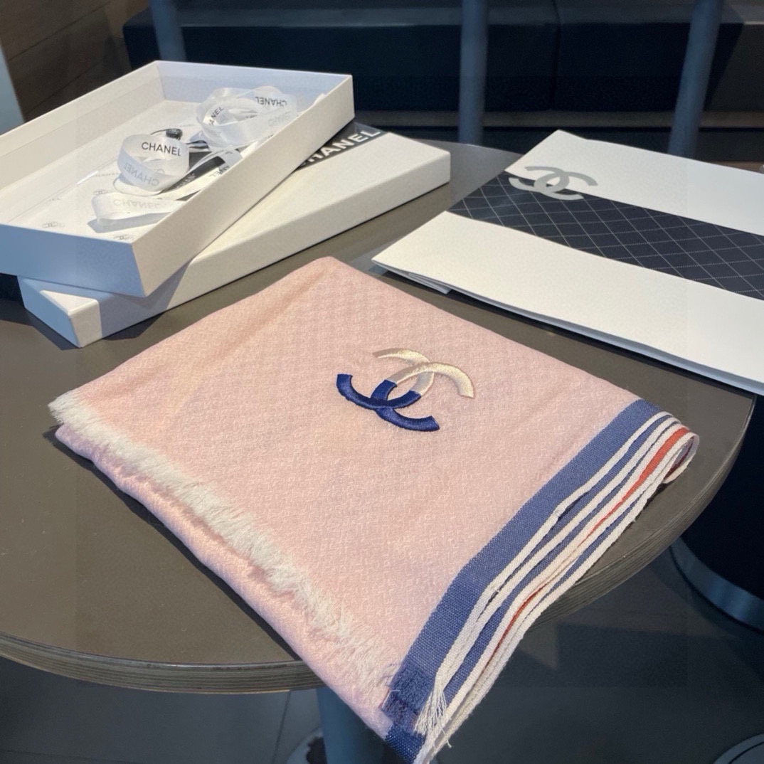 重点推荐！！！高级舒适时髦气质，相信我的就收吧！香奈儿这款触动内心的柔美围巾，无法模仿的颜色和气质！！！