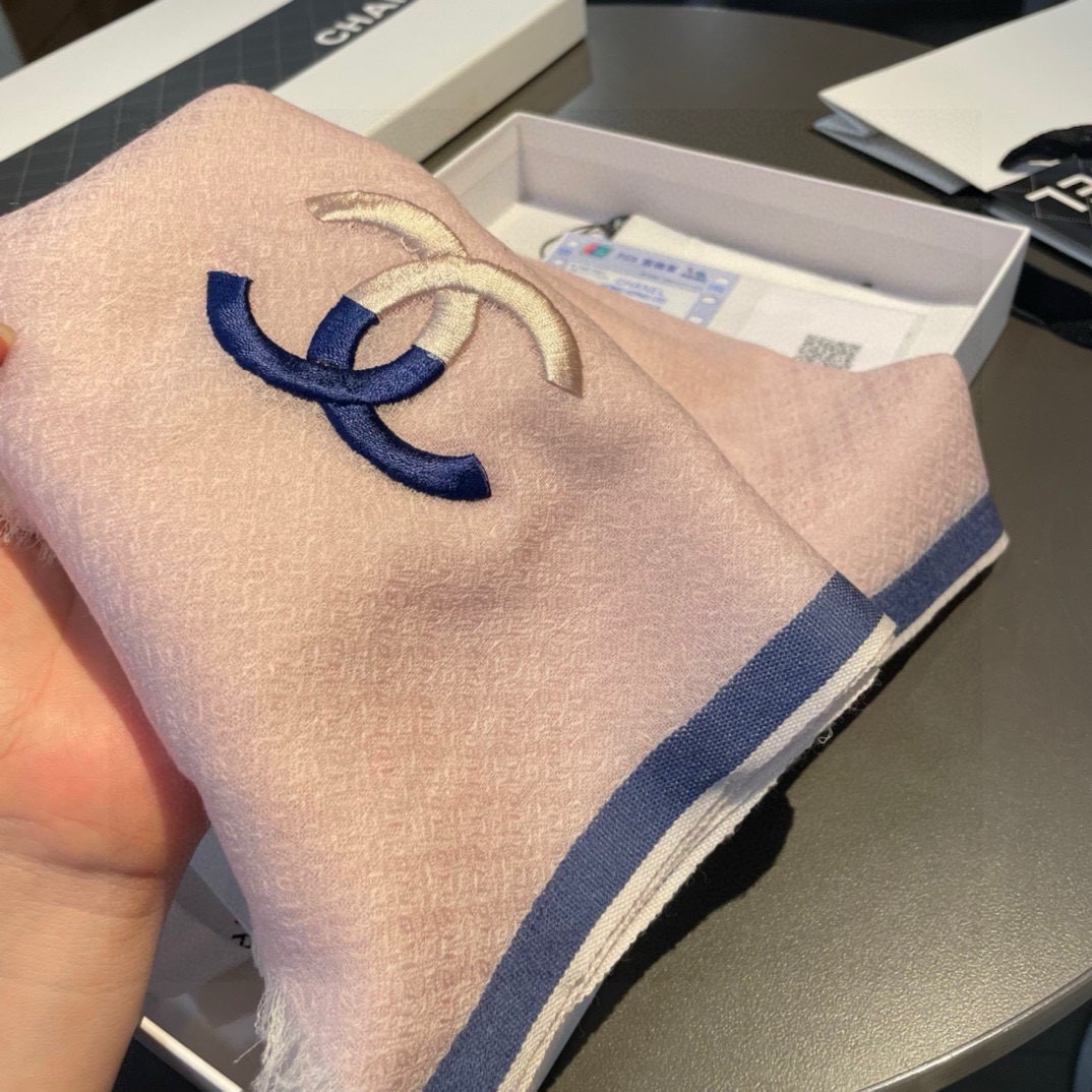 重点推荐！！！高级舒适时髦气质，相信我的就收吧！香奈儿这款触动内心的柔美围巾，无法模仿的颜色和气质！！！