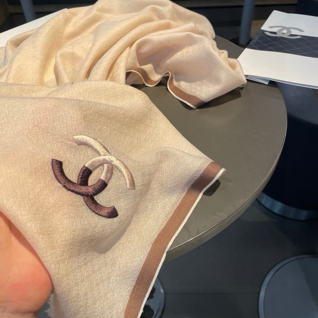 重点推荐！！！高级舒适时髦气质，相信我的就收吧！香奈儿这款触动内心的柔美围巾，无法模仿的颜色和气质！！！