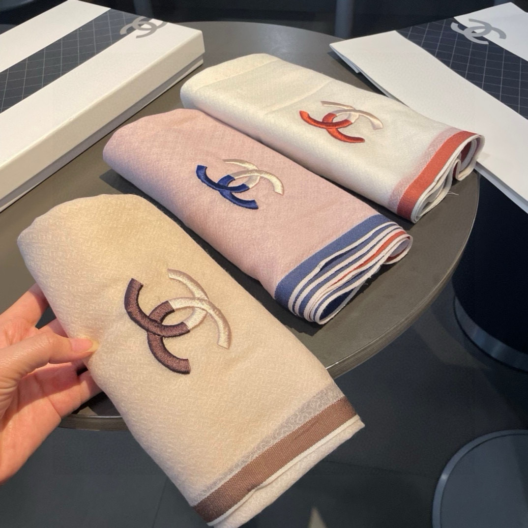 重点推荐！！！高级舒适时髦气质，相信我的就收吧！香奈儿这款触动内心的柔美围巾，无法模仿的颜色和气质！！！