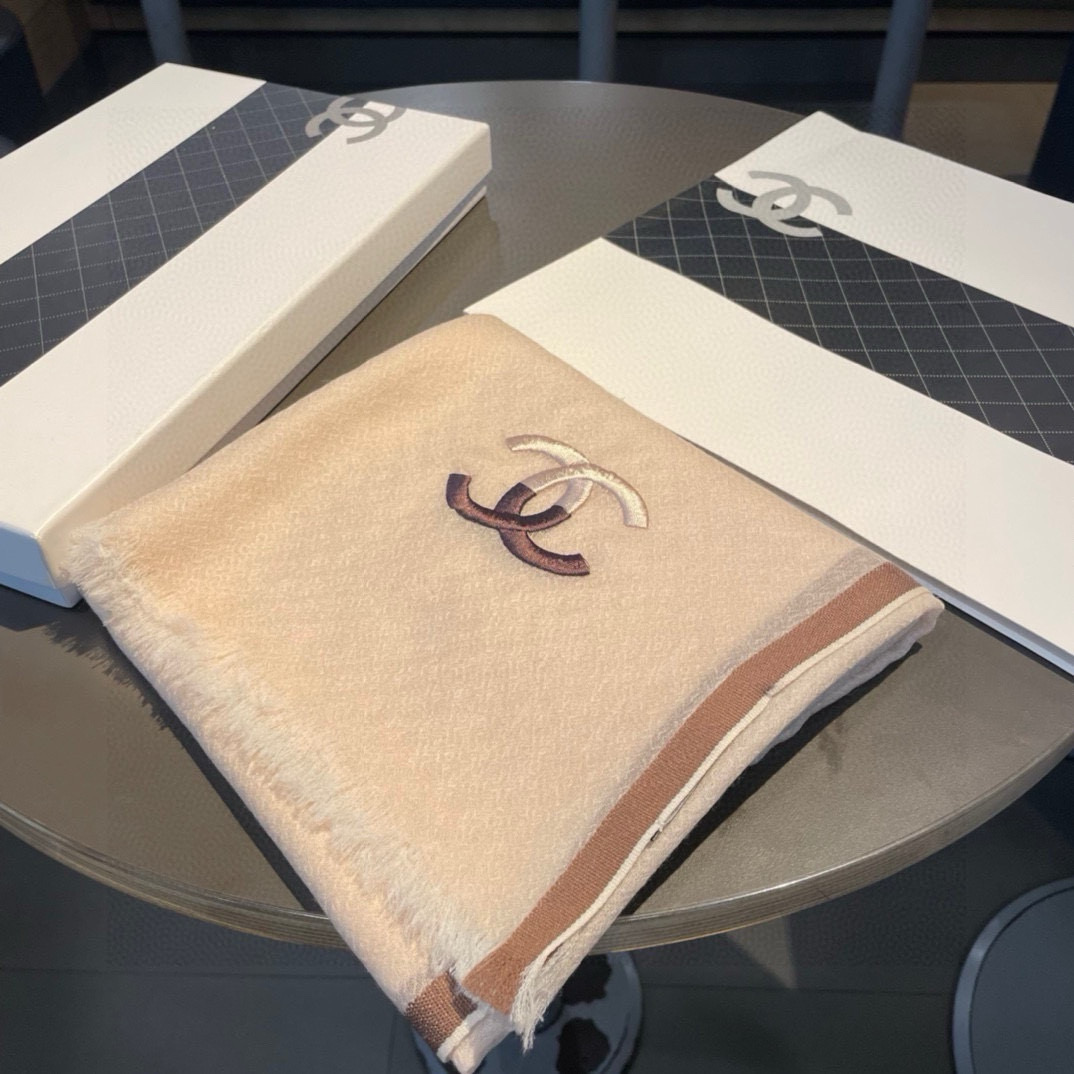 重点推荐！！！高级舒适时髦气质，相信我的就收吧！香奈儿这款触动内心的柔美围巾，无法模仿的颜色和气质！！！