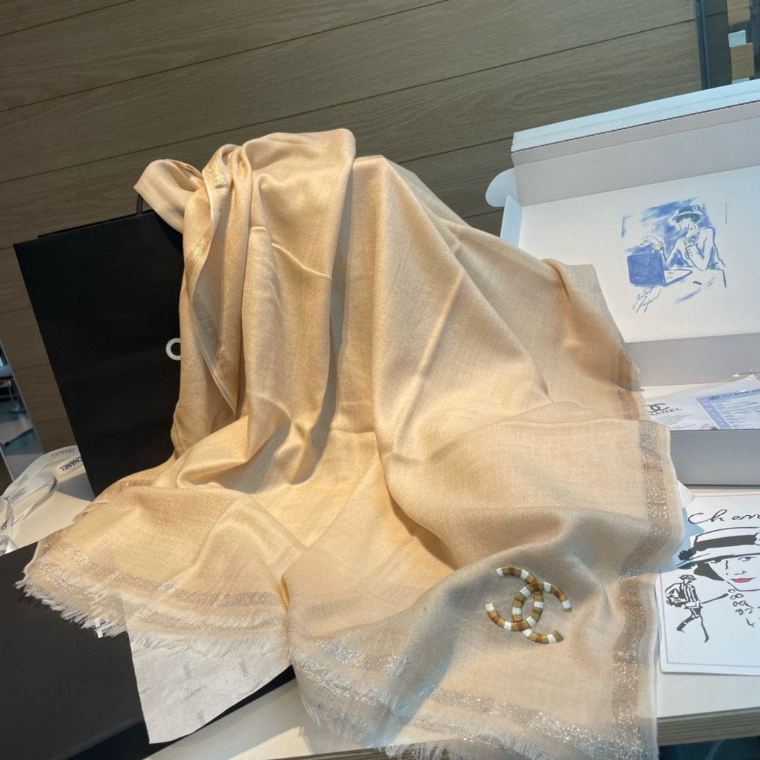 重点推荐！！！高级舒适时髦气质，相信我的就收吧！香奈儿这款触动内心的柔美围巾，无法模仿的颜色和气质！！！