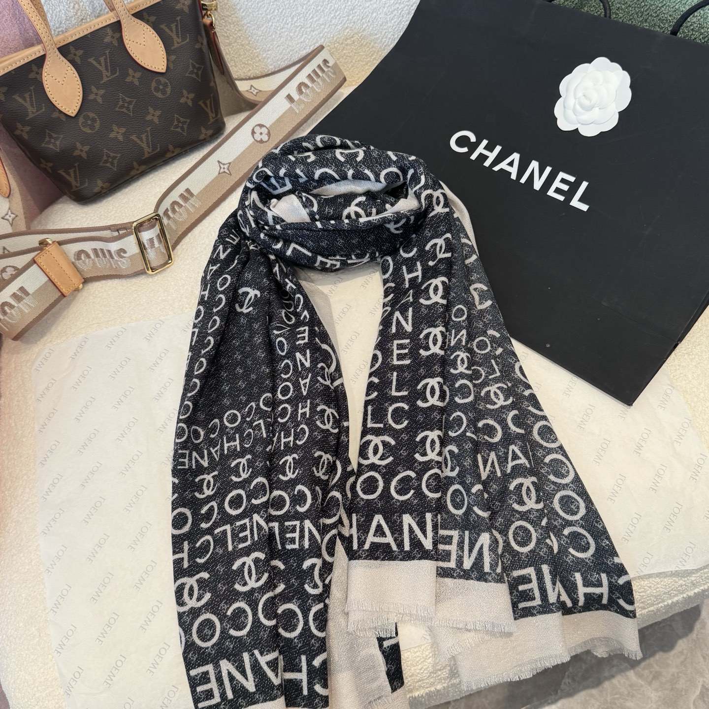 会发光发亮的围巾银丝羊绒长巾✨专柜同步‼️真心赞‼️驴家路易威登经典 Monogram 图案搭配彩色边框