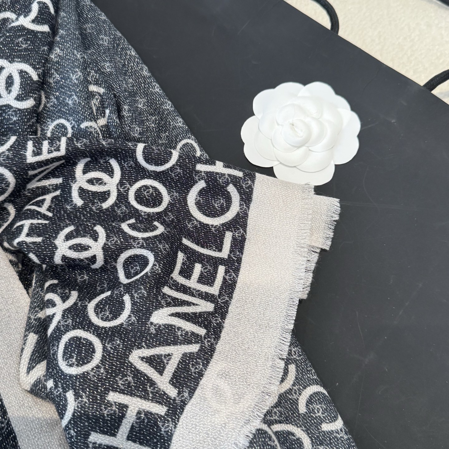 会发光发亮的围巾银丝羊绒长巾✨专柜同步‼️真心赞‼️驴家路易威登经典 Monogram 图案搭配彩色边框