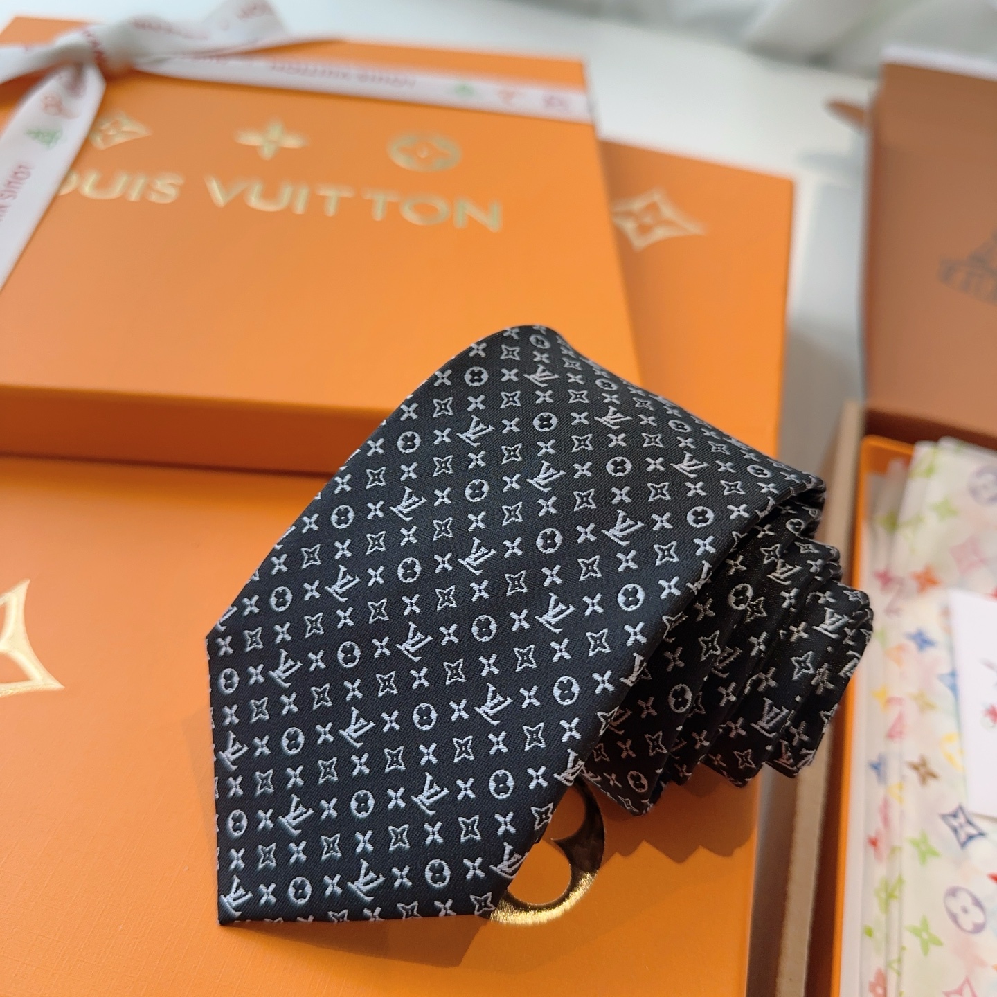 特价 LV老花领带 ，路易威登经典领带👔老花提花设计，男士必备单品超时尚！高端品质 版型面料都达到品牌标