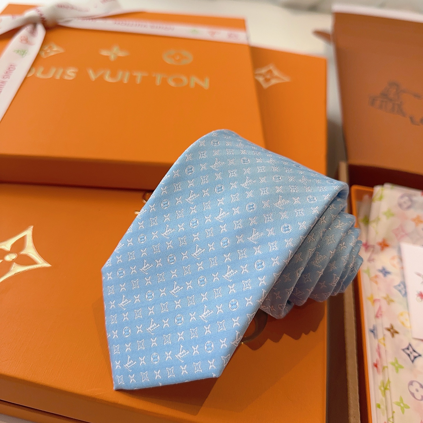 特价 LV老花领带 ，路易威登经典领带👔老花提花设计，男士必备单品超时尚！高端品质 版型面料都达到品牌标