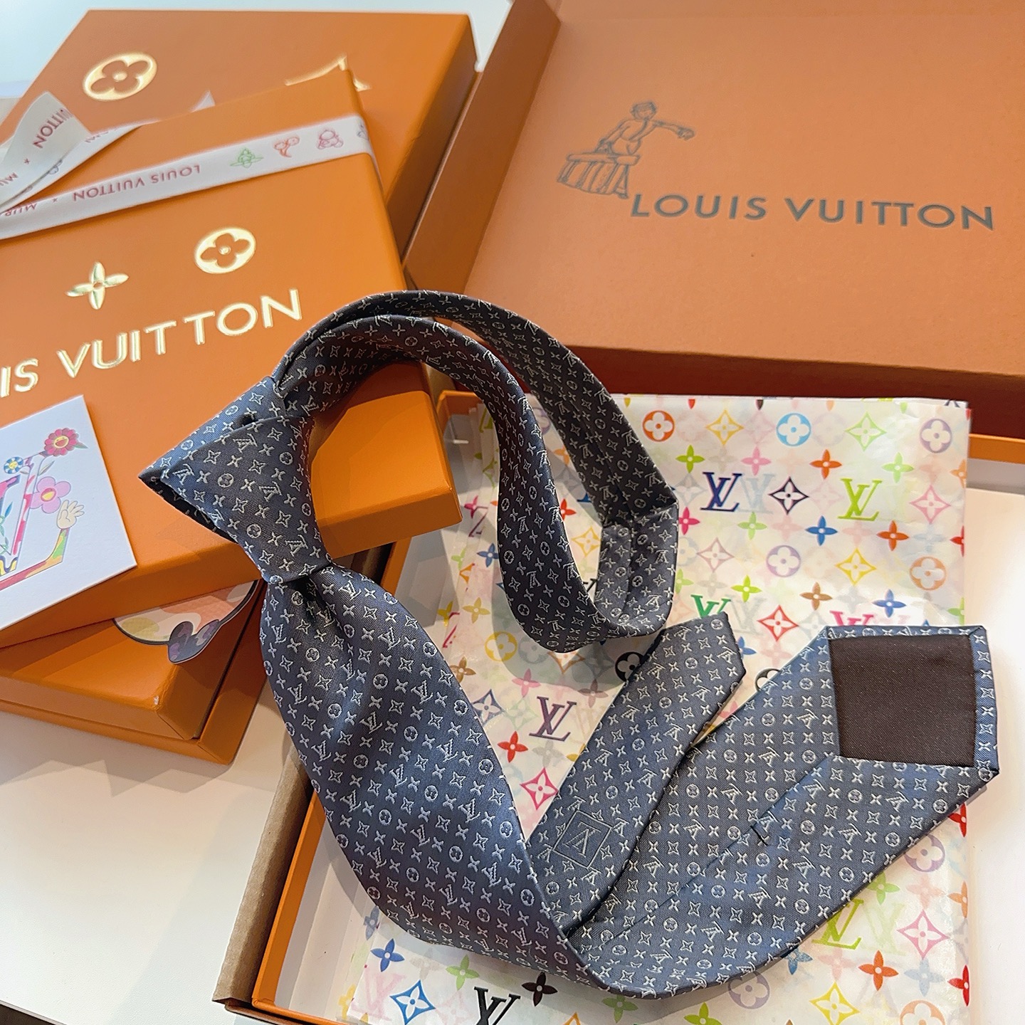 特价 LV老花领带 ，路易威登经典领带👔老花提花设计，男士必备单品超时尚！高端品质 版型面料都达到品牌标