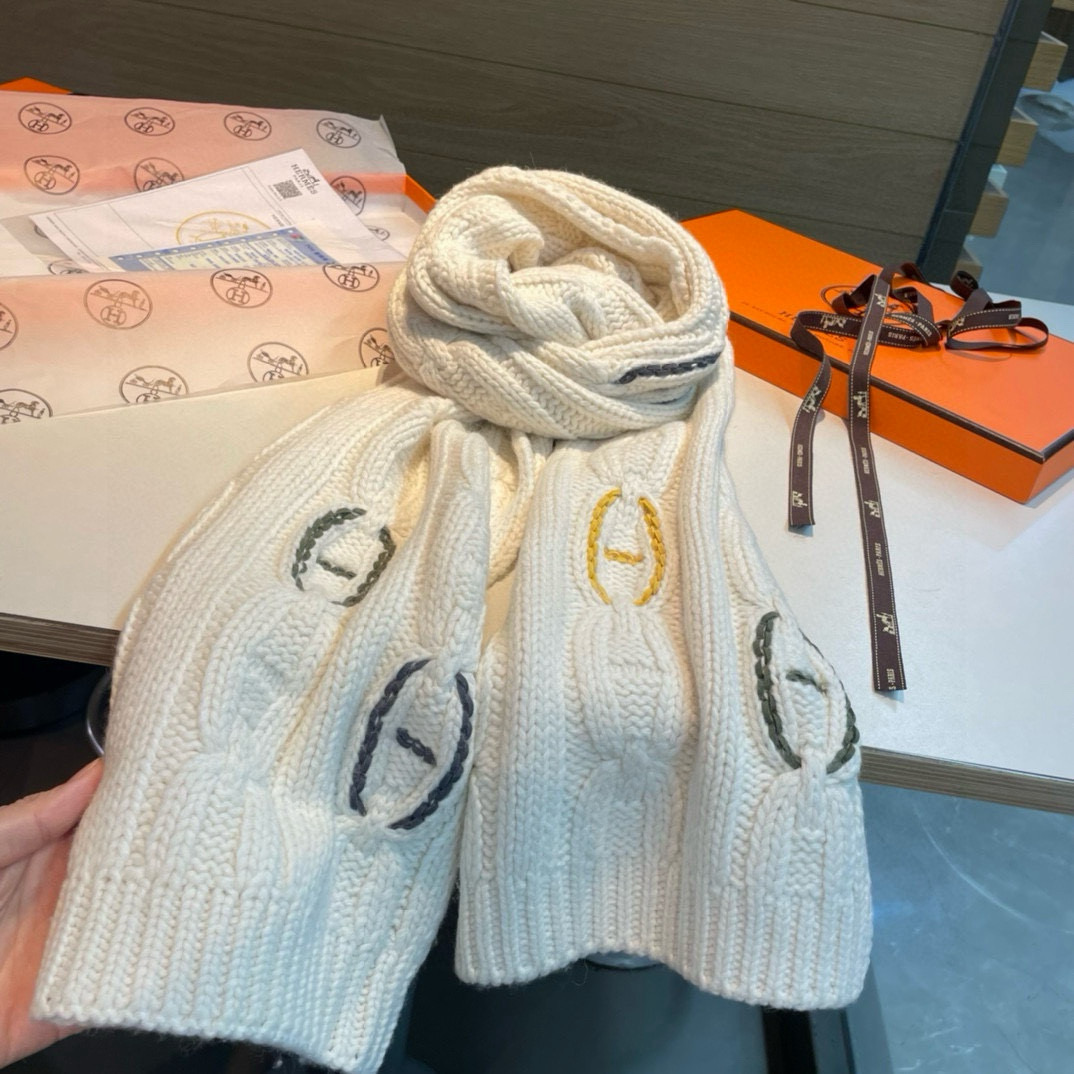 H家经典猪鼻子麻花围巾:经典款，可以搭配很多年，毫不夸张!叠搭裹头外披实用的时髦造型都可以驾驭!面料采用