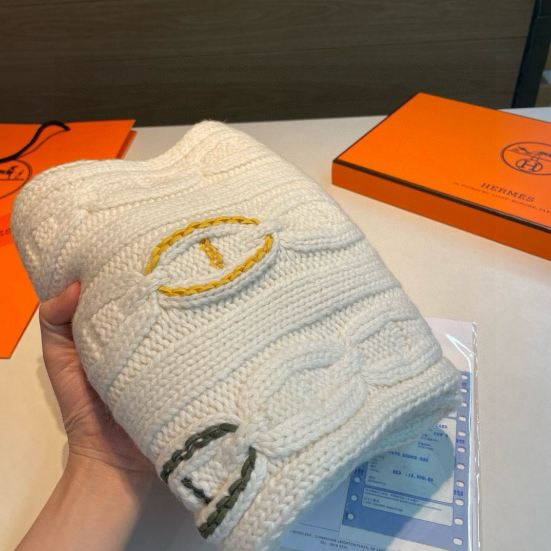 H家经典猪鼻子麻花围巾:经典款，可以搭配很多年，毫不夸张!叠搭裹头外披实用的时髦造型都可以驾驭!面料采用