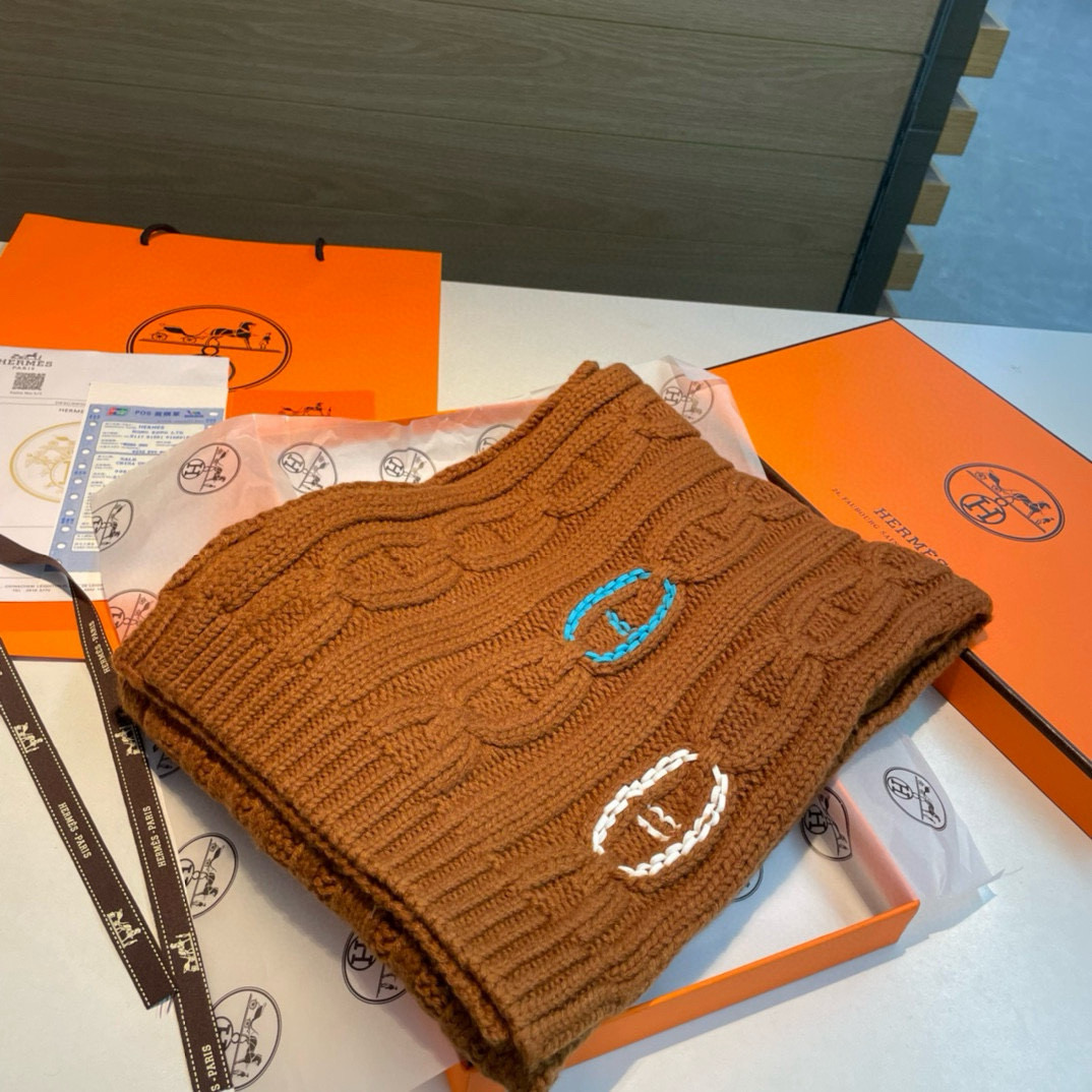 H家经典猪鼻子麻花围巾:经典款，可以搭配很多年，毫不夸张!叠搭裹头外披实用的时髦造型都可以驾驭!面料采用