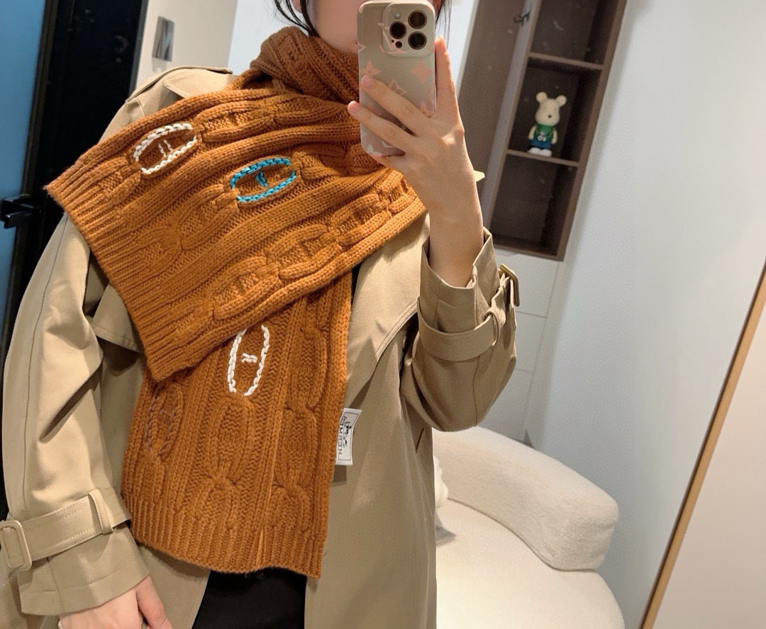NO:342285,H Family Classic Pig Nose Twist Scarf: Classic style, can be matched for many years, it is no exaggeration! The layered and wrapped with practical fashionable styles can be controlled! The fabric is made of cashmere wool gypsum, imported from Germany, and there are few leather strips on the market. Hand-wrapped leather strips are very slow, and if you are not careful, you will easily miss needles. Pure hands with texture texture that can be seen by the naked eye! The pig nose button gives the pure color scarf a warm feeling, no longer monotonously matched with coats and other items, swaying while walking, it looks particularly good and elegant!! The scarf is warm and comfortable in the hand! It is really high-end! This kind of tuning will really burst out with fashionable taste in the outfit! High-version scarf, high-version scarf19860909H家经典猪鼻子麻花围巾:经典款,可以搭配很多年,毫不夸张!叠搭裹头外披实用的时髦造型都可以驾驭!面料采用羊绒羊毛绞股麻花,德国进口sto机织造, 市面上很少有含皮条的 手工穿皮条,速度非常慢,稍有不慎就容易有漏针,纯手 肉眼可见的纹理质感! 猪鼻扣让纯色围巾多了种温暖感,不再单调搭配大衣等单品,行走间摇曳,特别好看 高级大气!!围巾握在手里暖暖呼呼的很舒服! 真的非常高级!这种调调在穿搭上真心会爆发时髦品味感! 高版本围巾,高版本围巾,scarf