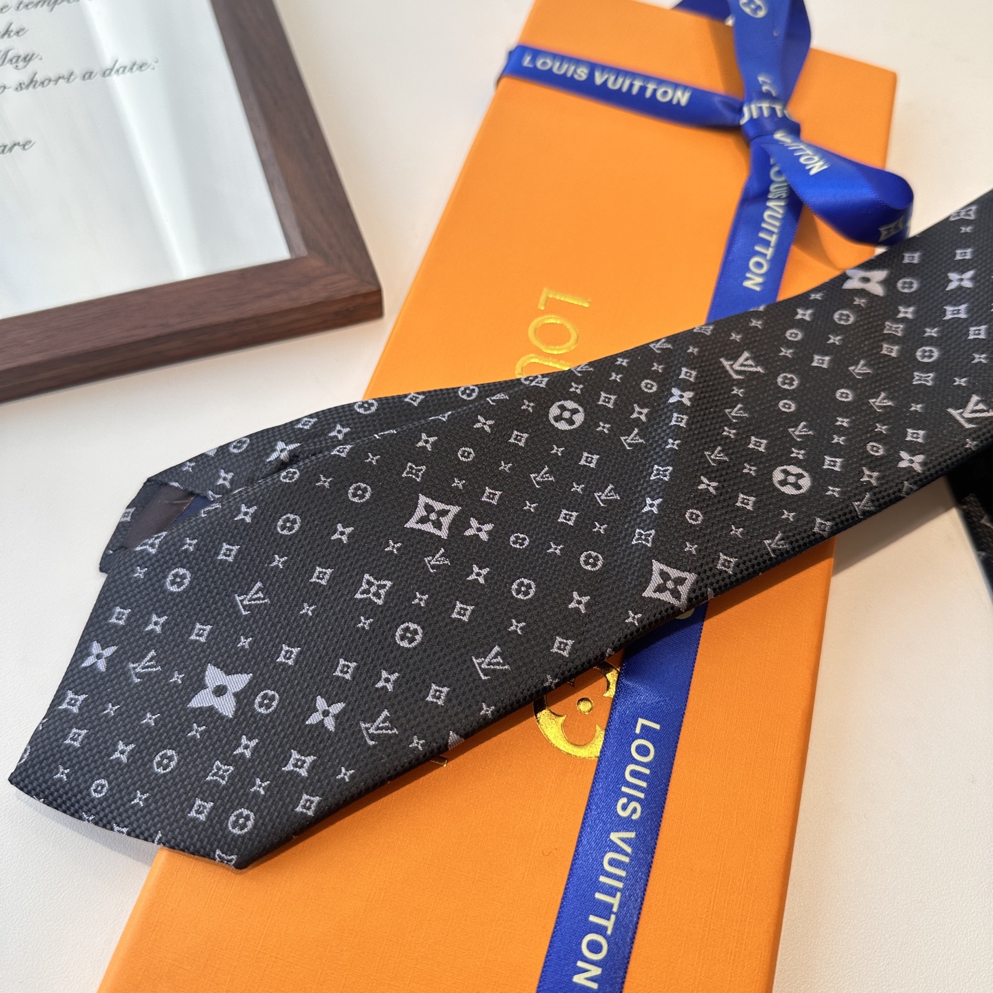 特价特 专柜同歩👔👔精致的小Logo提花，低调奢华大气的配色，这款领带将Lv标志性的Damier图案以同