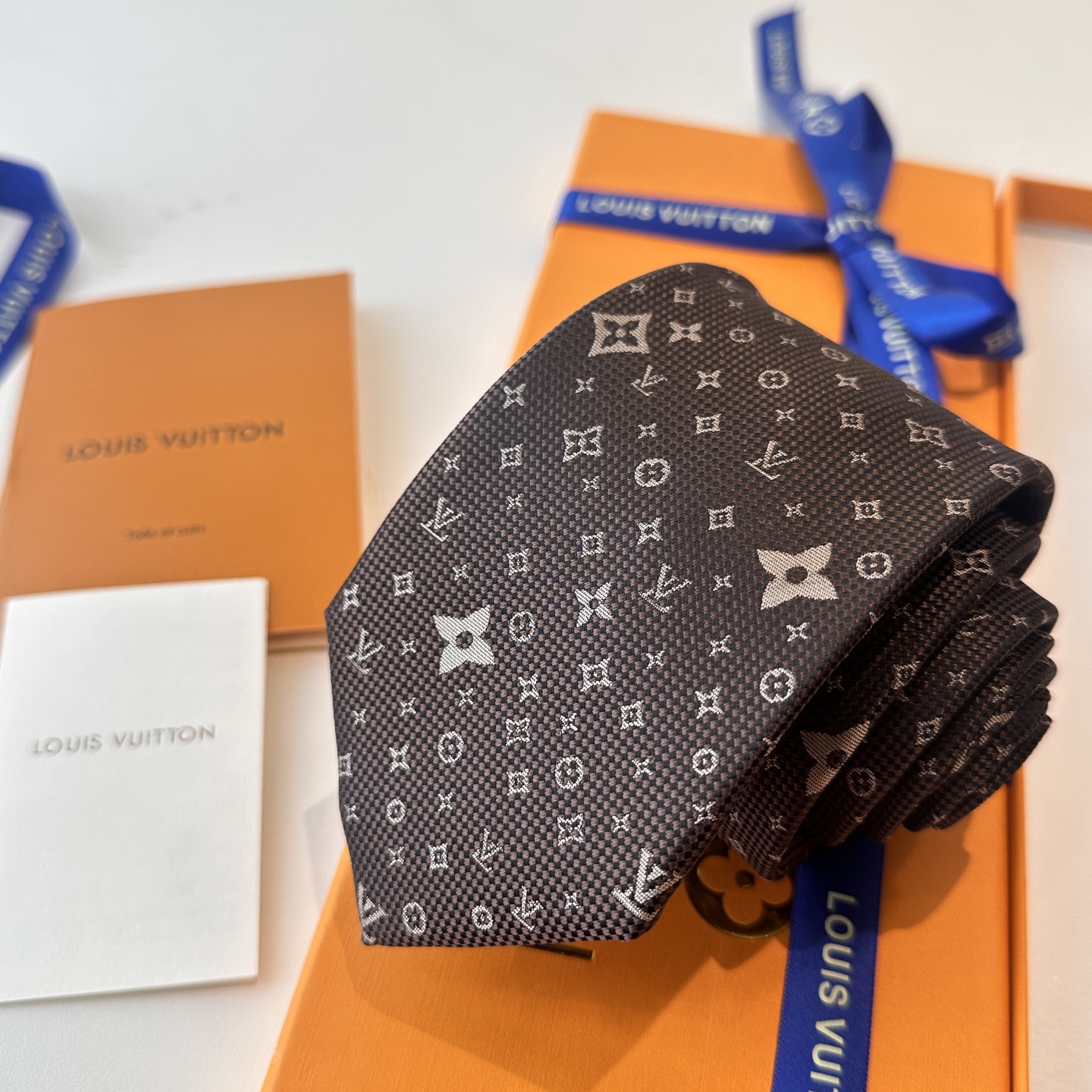 特价特 专柜同歩👔👔精致的小Logo提花，低调奢华大气的配色，这款领带将Lv标志性的Damier图案以同