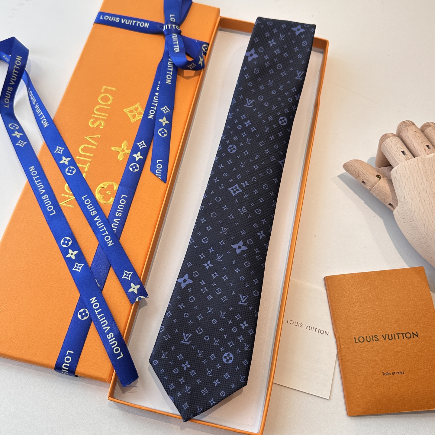 特价特 专柜同歩👔👔精致的小Logo提花，低调奢华大气的配色，这款领带将Lv标志性的Damier图案以同