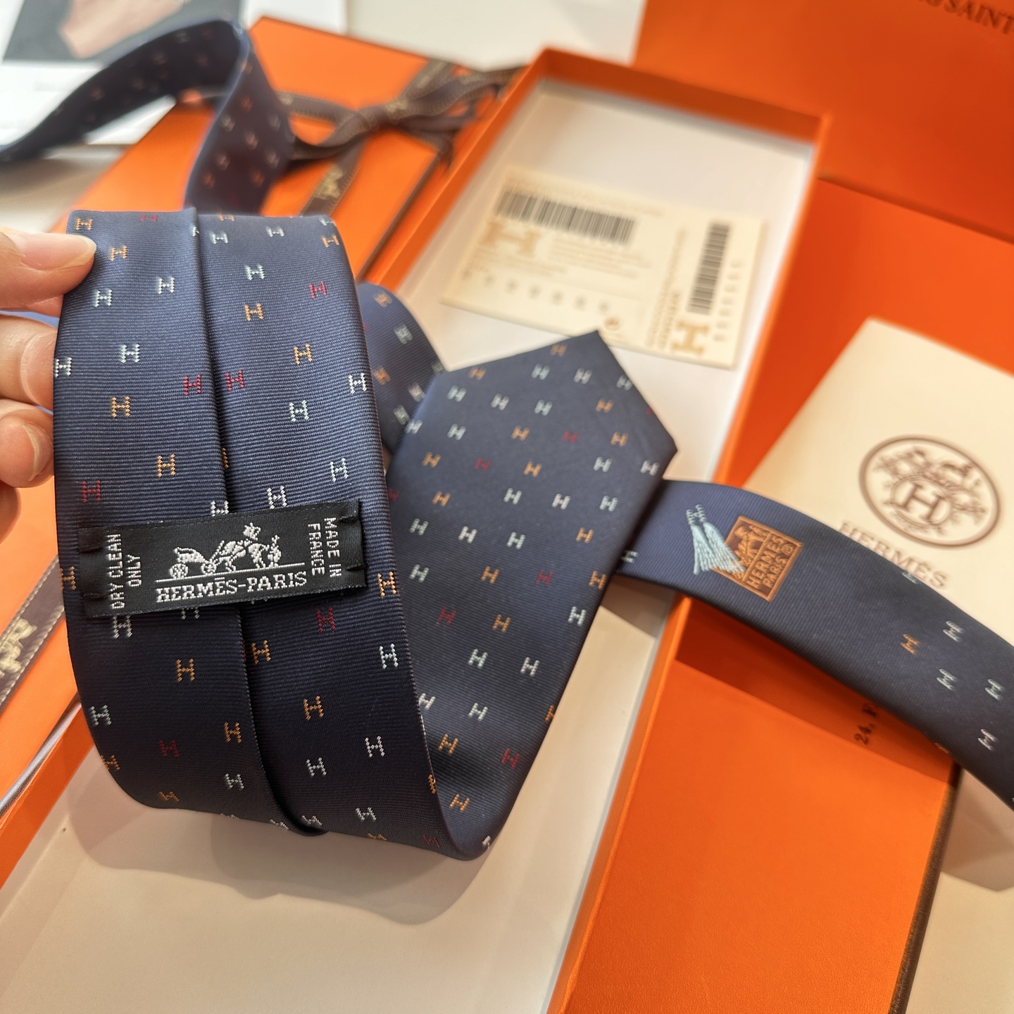 特价特 爱马仕男士新款领带系列👔👔，稀有H家每年都有一千条不同印花的领带面世，从最初的多以几何图案表现骑