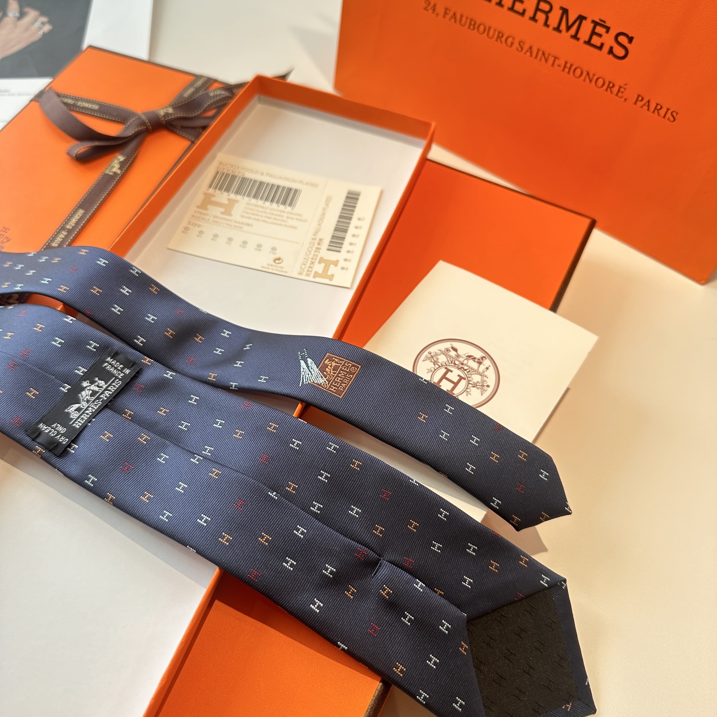 特价特 爱马仕男士新款领带系列👔👔，稀有H家每年都有一千条不同印花的领带面世，从最初的多以几何图案表现骑