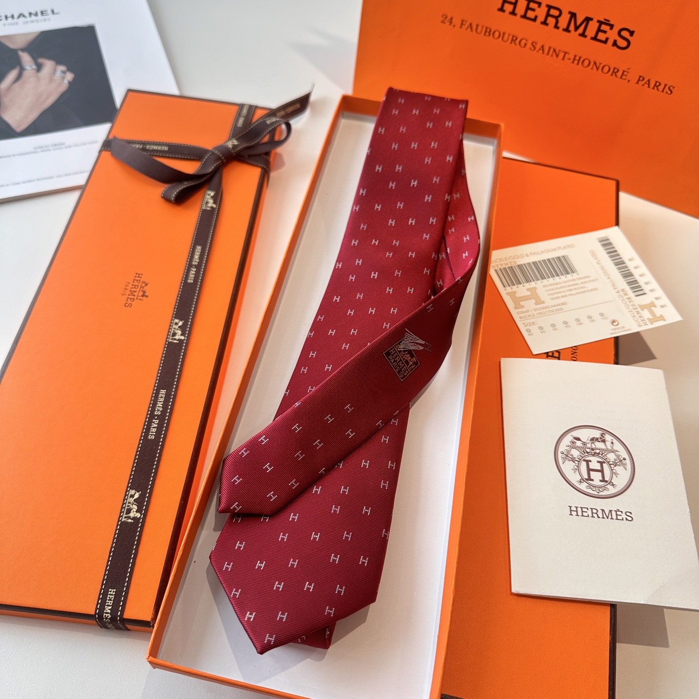 特价特 爱马仕男士新款领带系列👔👔，稀有H家每年都有一千条不同印花的领带面世，从最初的多以几何图案表现骑
