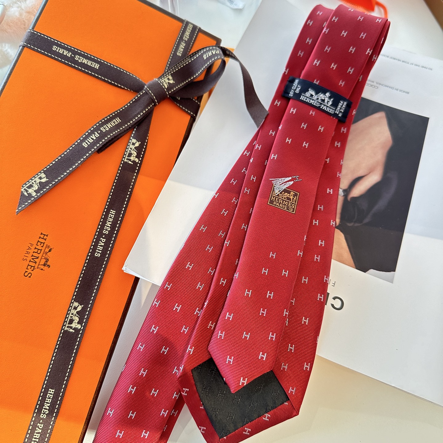 特价特 爱马仕男士新款领带系列👔👔，稀有H家每年都有一千条不同印花的领带面世，从最初的多以几何图案表现骑