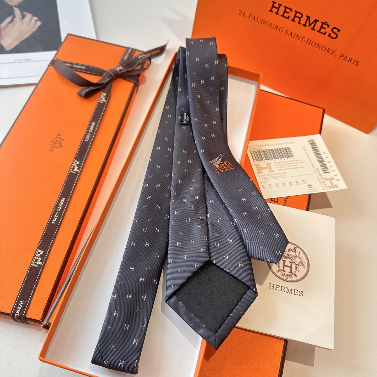特价特 爱马仕男士新款领带系列👔👔，稀有H家每年都有一千条不同印花的领带面世，从最初的多以几何图案表现骑
