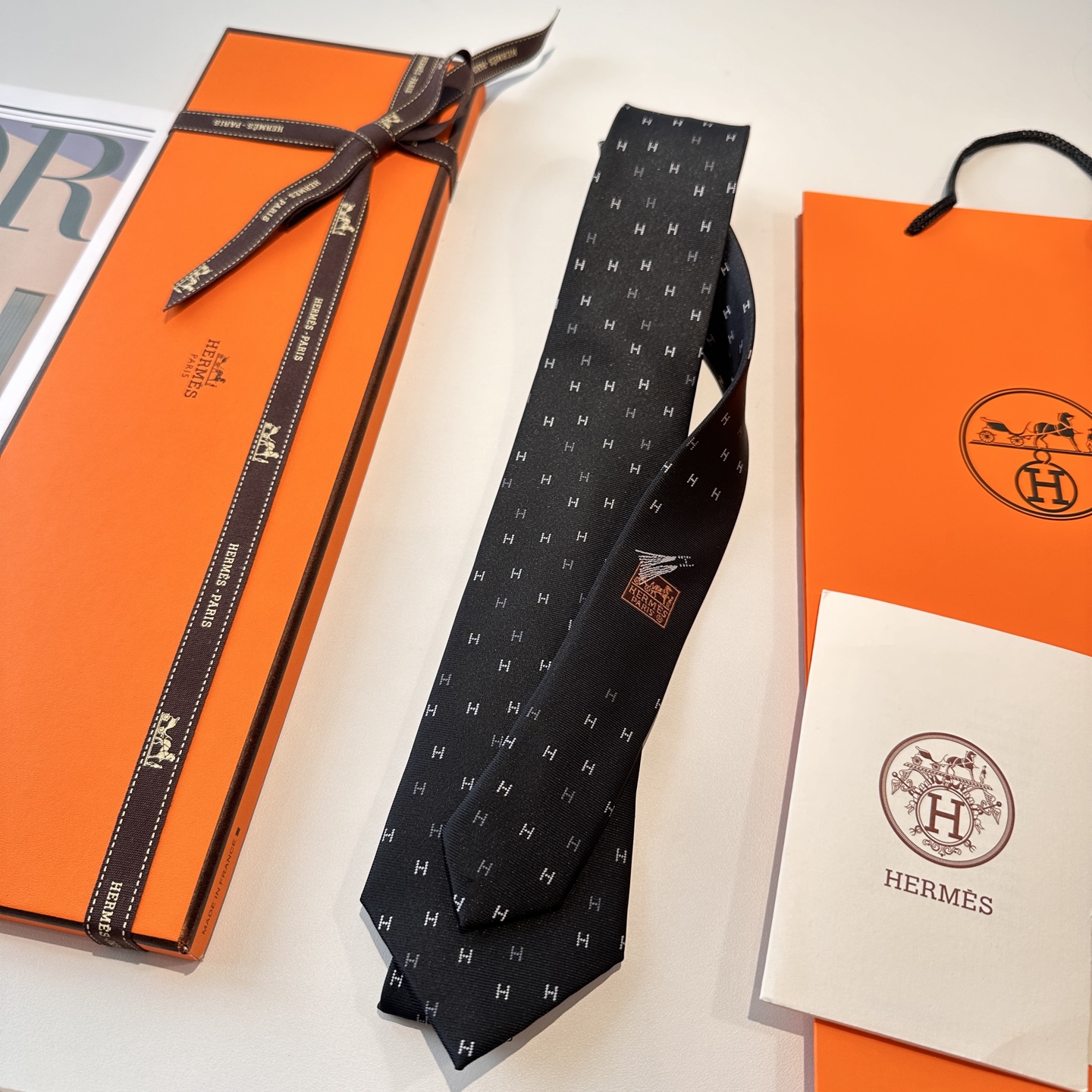 特价特 爱马仕男士新款领带系列👔👔，稀有H家每年都有一千条不同印花的领带面世，从最初的多以几何图案表现骑