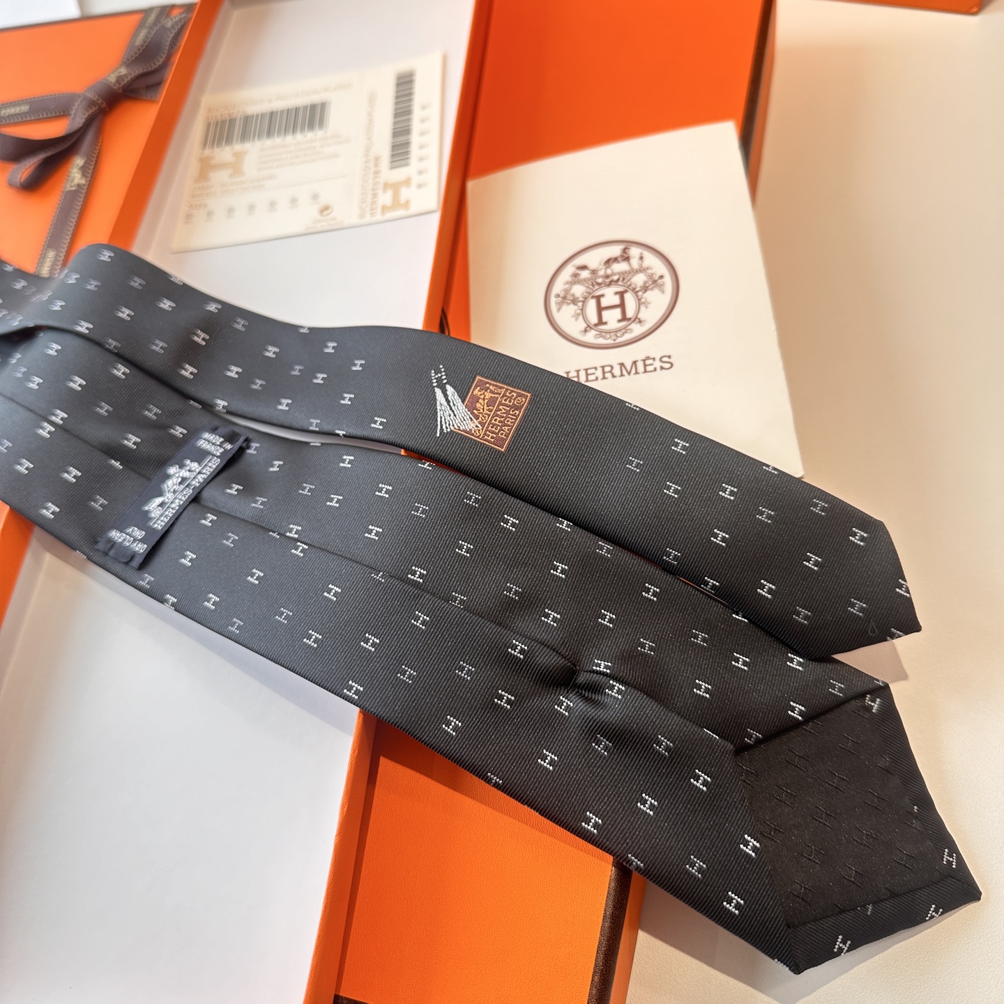 特价特 爱马仕男士新款领带系列👔👔，稀有H家每年都有一千条不同印花的领带面世，从最初的多以几何图案表现骑
