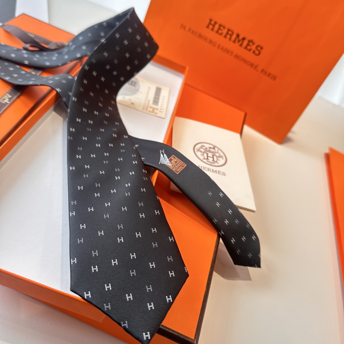 特价特 爱马仕男士新款领带系列👔👔，稀有H家每年都有一千条不同印花的领带面世，从最初的多以几何图案表现骑