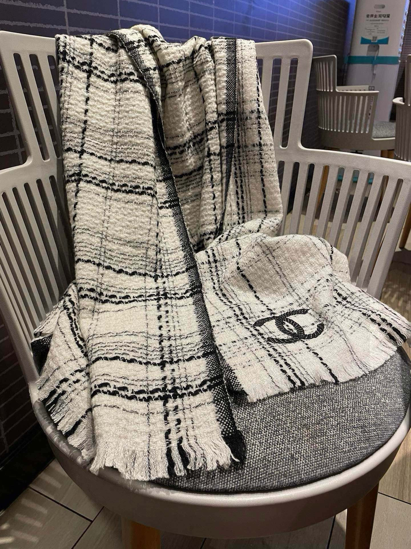 😘新款 搭配利器🆕🆕 香奈儿系列货 专供vip 产品 ♥顶级苏格兰进口绵羊毛 纹路织法使围巾赋有弹性且柔