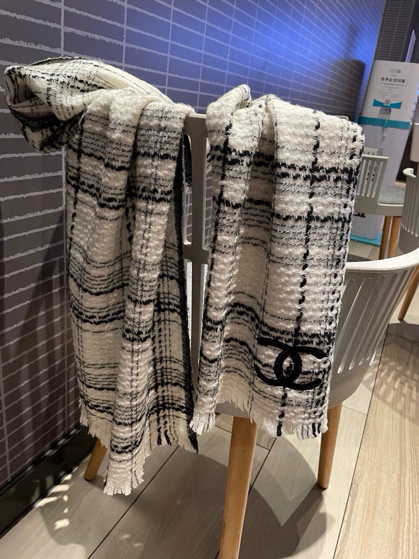 😘新款 搭配利器🆕🆕 香奈儿系列货 专供vip 产品 ♥顶级苏格兰进口绵羊毛 纹路织法使围巾赋有弹性且柔