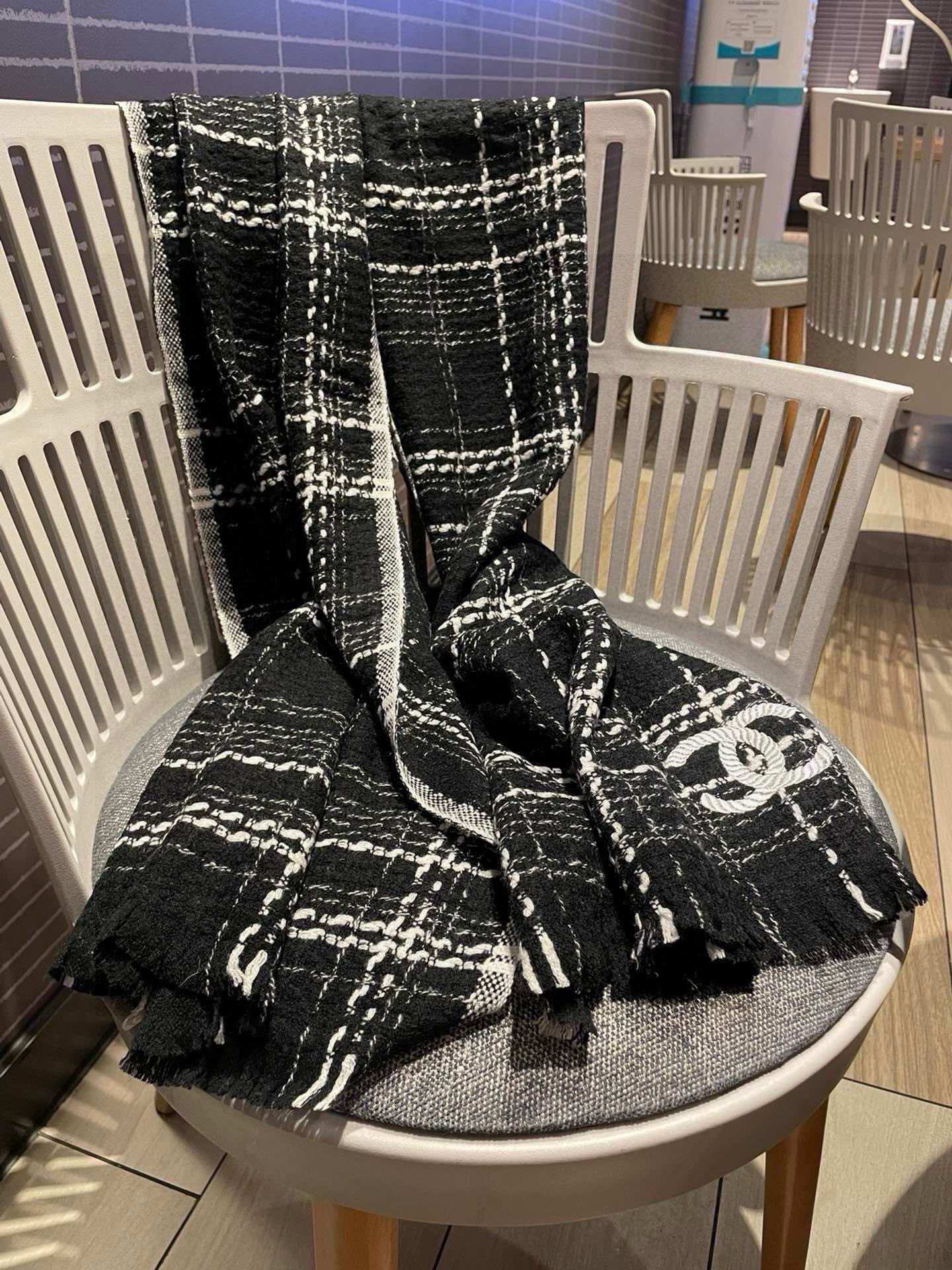 😘新款 搭配利器🆕🆕 香奈儿系列货 专供vip 产品 ♥顶级苏格兰进口绵羊毛 纹路织法使围巾赋有弹性且柔