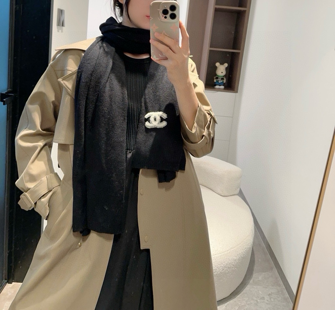 NO:342294,Highly recommended!  !  !  Good texture, Chanel's cashmere scarf is a recommended style for Chanel~ very rare!  !  The biggest feeling of this scarf is: it is super soft and comfortable, it is really soft and airy and fluffy!  !  !  The best Nepalese cashmere, the real luxury specifications!  That unique texture is really beautiful. The quantity is limited. It is not guaranteed to be available at any time. As long as the economy allows, the solid color model of Chanel is really unique and exquisite. You get what you pay for. The factory said that this model will not be placed again. The customer provides yarn, dyes, and sets the color. It will take half a year to toss and turns!  There are only one batch this year, and there are not many pieces. For cashmere like this, there are only one batch a year. Fabrics and other things must be half a year in advance. You can’t wait to be crazy or picky, and you’re crazy and elegant!  Whoever surrounds him has temperament!  !  I really hope everyone will not miss this style. Specifications are 70200cm top cashmere. High-version scarf, high-version scarf, chanel, chanel19860909强烈重磅推荐！！！质感好货,怒吼福利推荐款Chanel主打的羊绒围巾~非常难得！！这个围巾最大的感触就是:超级无敌无敌无敌的柔软舒服,真的前所未有的柔软并且很有空气蓬松感！！！极品尼泊尔羊绒,真正的奢侈品规格！那种特有的质感真的太美了数量有限,不保证随时有货~只要经济允许,任意收香奈儿的纯色款真的非常独特和考究,一分钱一分货,工厂说了这款不会再下单,客方提供纱线,再染色,再定色,翻来覆去要半年了！今年就这一批,没有多少条,象这种羊绒的,一年就一批,面料什么的必须得提前半年,根本就等不起狂不挑人,狂气质！谁围谁有气质！！真的希望大家不要错过这样的款式.规格70200cm顶级羊绒.高版本围巾,高版本围巾,chanel,chanel,scarf