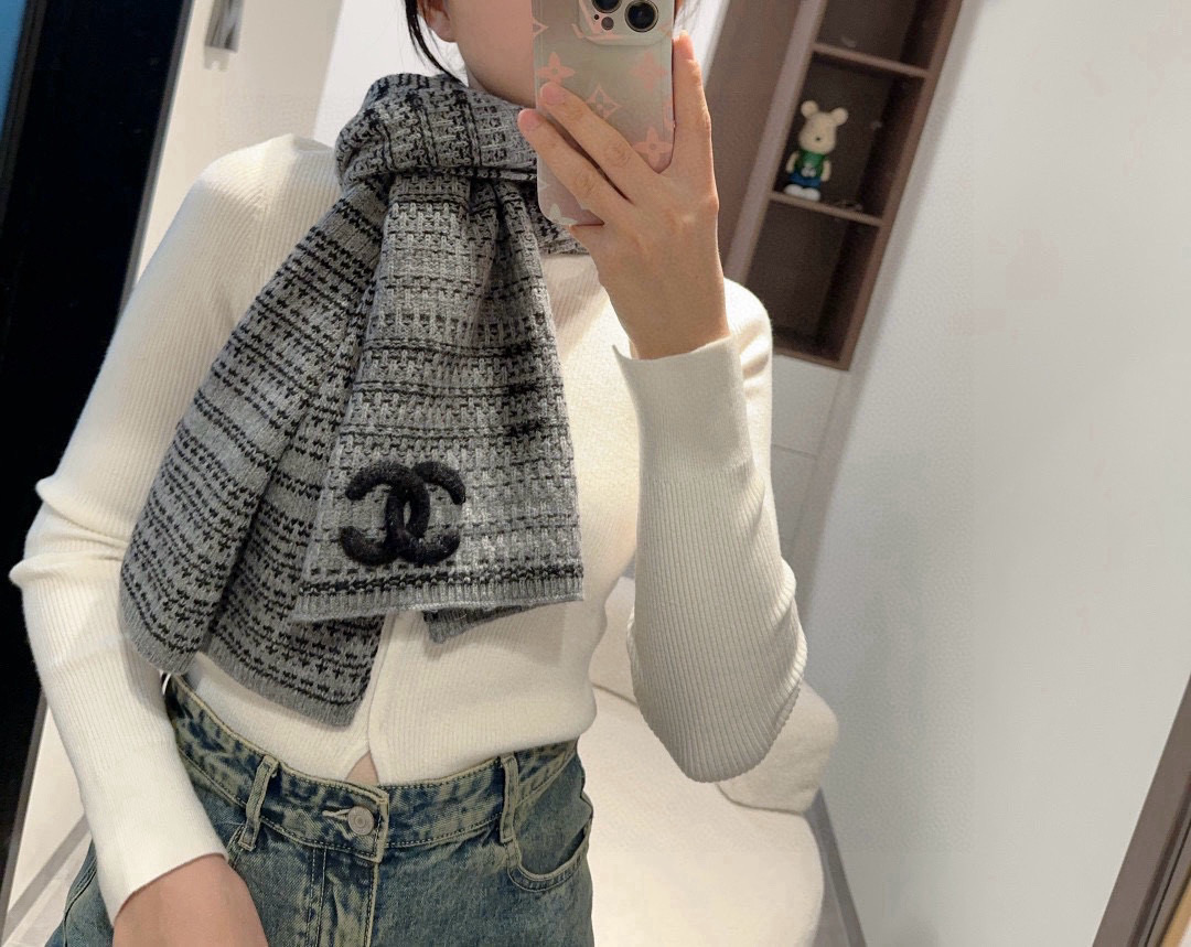 NO:342298,Super warm Chanel new autumn and winter style!  !  !  What I can guarantee is that I will like it on my upper body, and my old friend closed his eyes and was happy!  !  !  With everything, I will hold on to everything, and I will be so cool with it!  !  !  !  !  Too high-end, too good!  !  !  The upper body effect is even more beautiful at the level of a lady, showing the high-end and high-end women to the extreme!  !  !  The combination of front and back materials is truly purely high-end and fashionable, and the temperament is so tasteful!  !  The size of 35*180 is very aura!  !  High-version scarf, high-version scarf, chanel19860909超级保暖Chanel秋冬新款！！！我能保证的是上身一定会喜欢,老友闭眼入.欢喜！！！搭配一切,HOLD住一切,一披,拽得我的啊！！！！！太显档次,太显好了！！！上身效果更是贵妇级别的美,将女性的高级,高端简直展现到极致！！！正反面材质这样的结合真心是纯粹的高级和时髦感,气质太有品味！！35*180的尺寸,非常有气场！！高版本围巾,高版本围巾,chanel,scarf