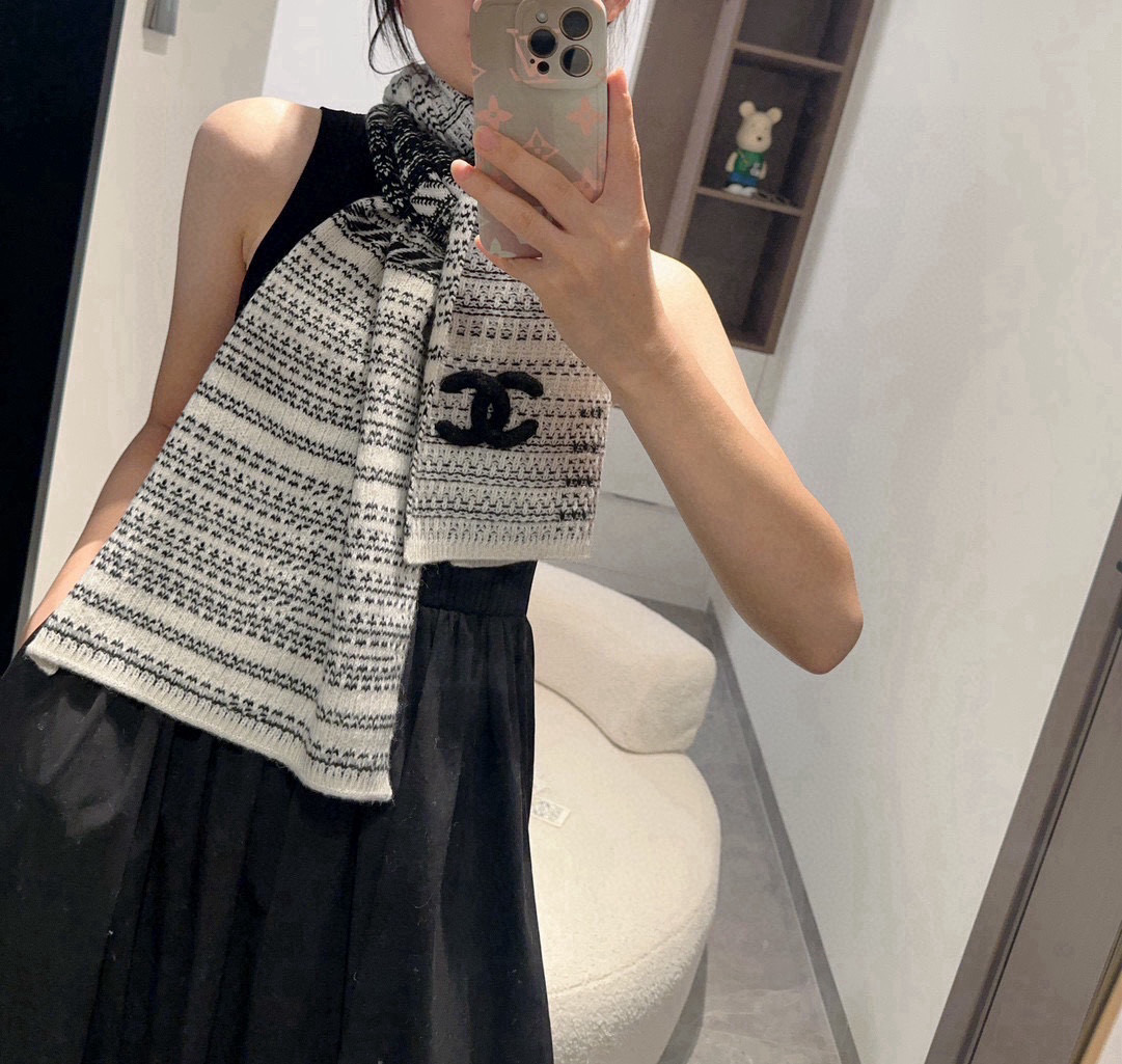 NO:342303,Super warm Chanel new autumn and winter style!  !  !  What I can guarantee is that I will like it on my upper body, and my old friend closed his eyes and was happy!  !  !  With everything, I will hold on to everything, and I will be so cool with it!  !  !  !  !  Too high-end, too good!  !  !  The upper body effect is even more beautiful at the level of a lady, showing the high-end and high-end women to the extreme!  !  !  The combination of front and back materials is truly purely high-end and fashionable, and the temperament is so tasteful!  !  The size of 35*180 is very aura!  !  High-version scarf, high-version scarf, chanel19860909超级保暖Chanel秋冬新款！！！我能保证的是上身一定会喜欢,老友闭眼入.欢喜！！！搭配一切,HOLD住一切,一披,拽得我的啊！！！！！太显档次,太显好了！！！上身效果更是贵妇级别的美,将女性的高级,高端简直展现到极致！！！正反面材质这样的结合真心是纯粹的高级和时髦感,气质太有品味！！35*180的尺寸,非常有气场！！高版本围巾,高版本围巾,chanel,scarf