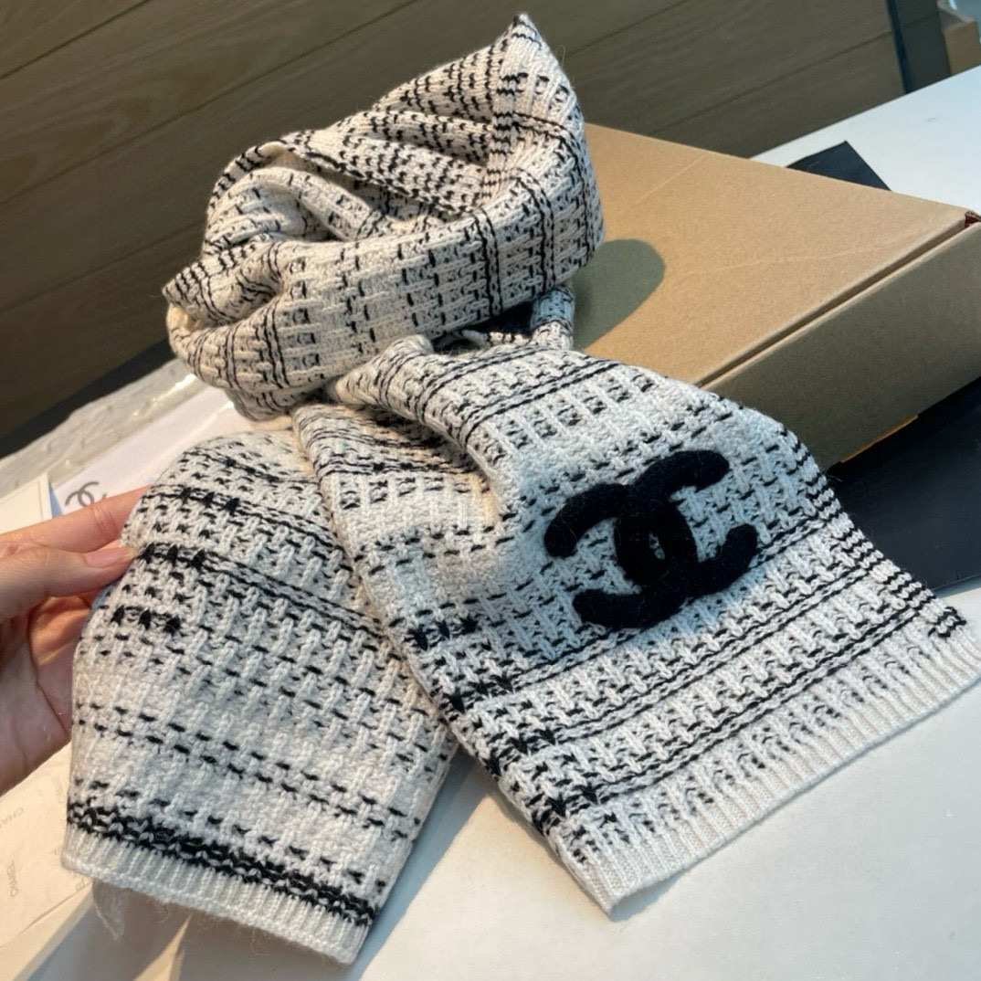 超级保暖Chanel秋冬新款！！！我能保证的是上身一定会喜欢，老友闭眼入。欢喜！！！搭配一切，HOLD住