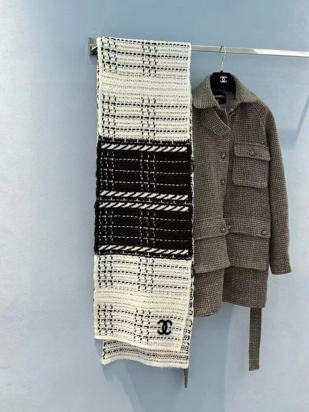 超级保暖Chanel秋冬新款！！！我能保证的是上身一定会喜欢，老友闭眼入。欢喜！！！搭配一切，HOLD住