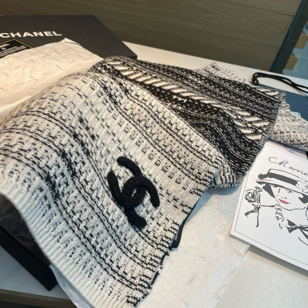 超级保暖Chanel秋冬新款！！！我能保证的是上身一定会喜欢，老友闭眼入。欢喜！！！搭配一切，HOLD住