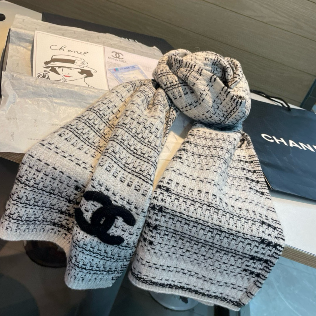 超级保暖Chanel秋冬新款！！！我能保证的是上身一定会喜欢，老友闭眼入。欢喜！！！搭配一切，HOLD住