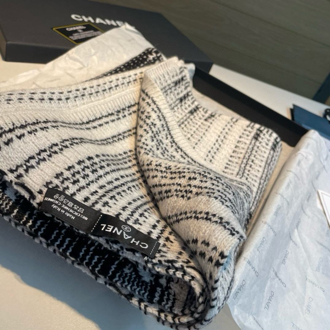 超级保暖Chanel秋冬新款！！！我能保证的是上身一定会喜欢，老友闭眼入。欢喜！！！搭配一切，HOLD住