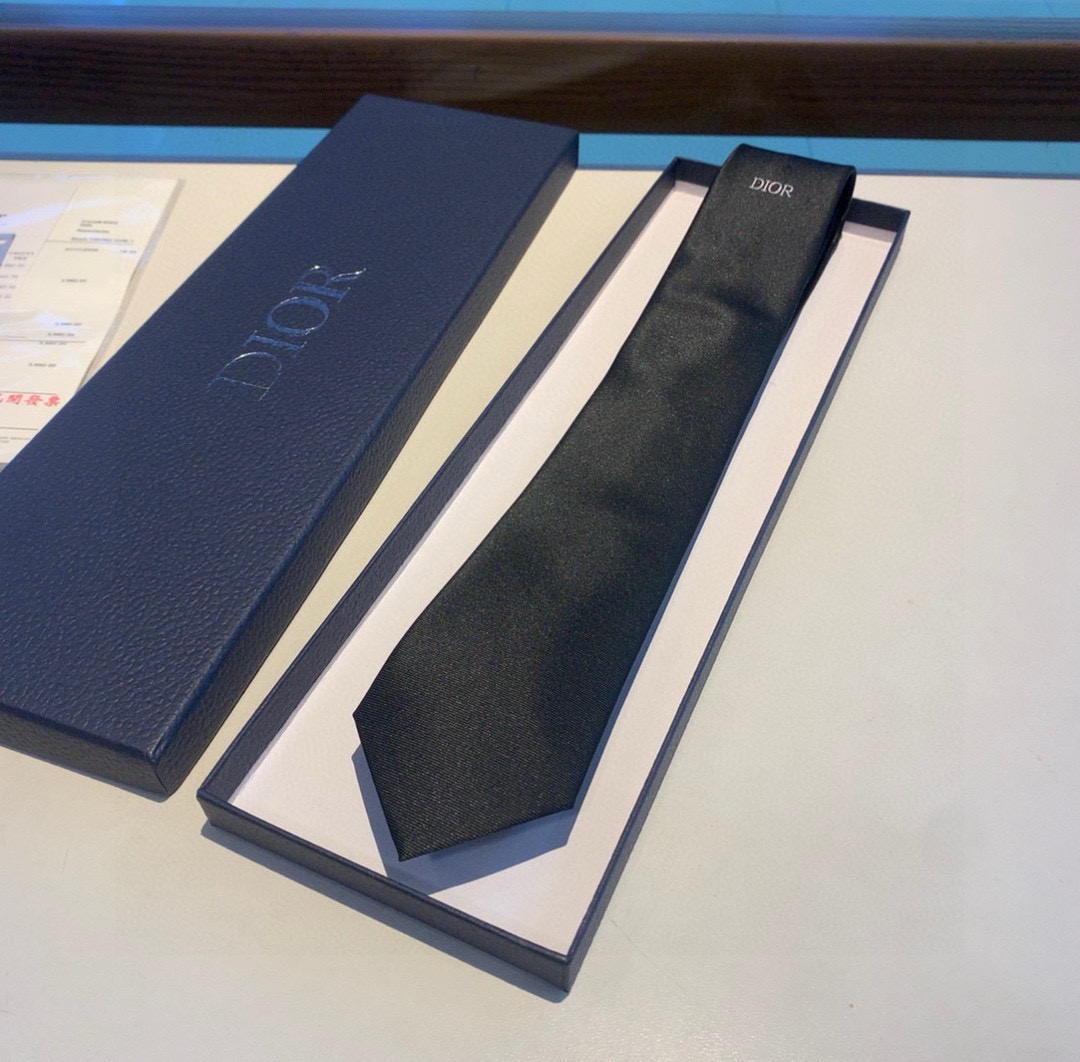 特价 爆款到👏👏Do家新款领带 👔👔Dior男士【D家LOGO系列领带】，稀有😻😻展现精湛手工与时尚优雅